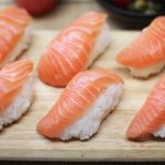 Sushi au saumon cru