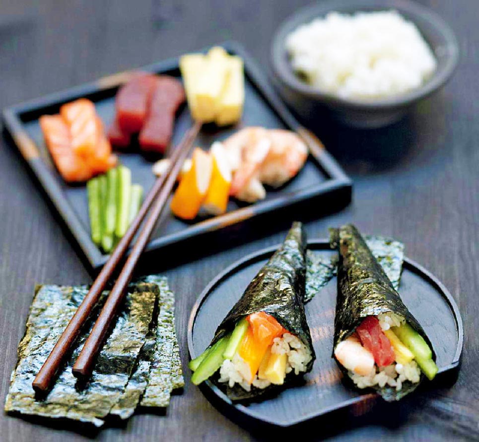 Temaki légumes frais, bâtonnets de crabe et saumon